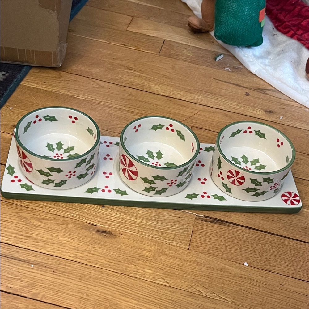Temp-Tations Holly Peppermint design 3piece set ramekins and platter excellent